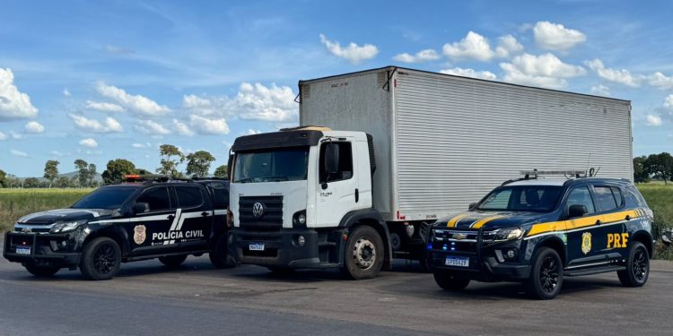 Polícia Civil e PRF apreendem caminhão carregado de alimentos pertencente a facção criminosa em Cáceres
