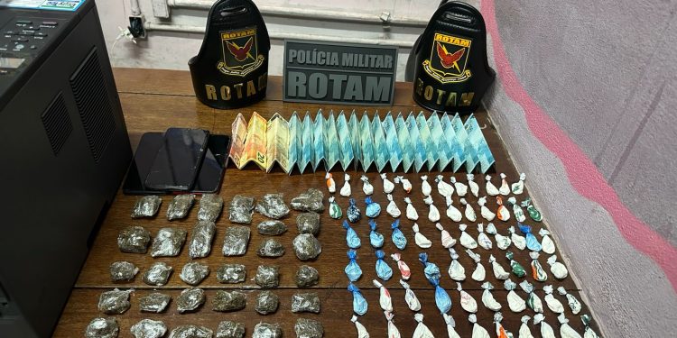 Rotam conduz homem e adolescente com porções de maconha e cocaína em Cuiabá