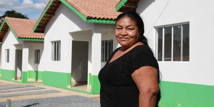Governo entrega 50 casas populares em Querência: “é a tranquilidade de ter um lar para chamar de meu”, afirma moradora