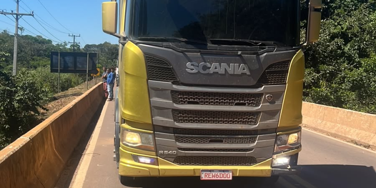 Polícia Militar recupera caminhão roubado e prende suspeito em Carlinda