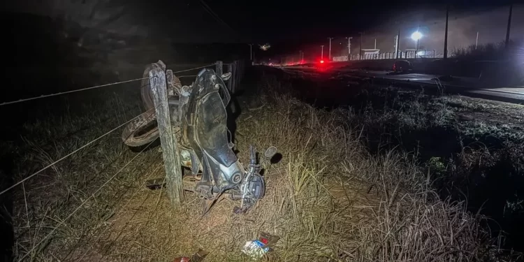 Três pessoas morrem em acidente entre carro e moto em MT