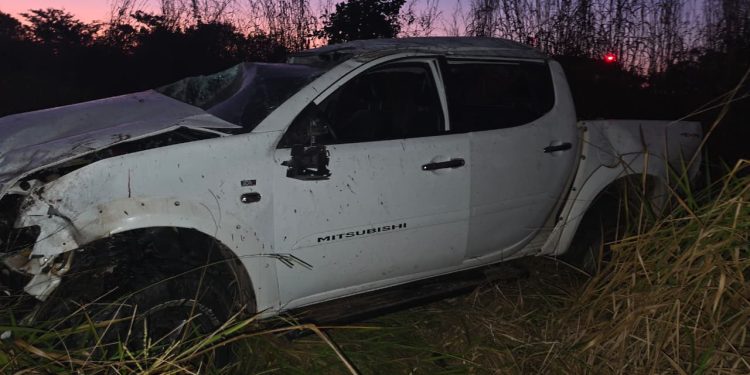 Duas pessoas morrem e três ficaram feridas em capotamento de caminhonete na MT-100, em Pontal do Araguaia