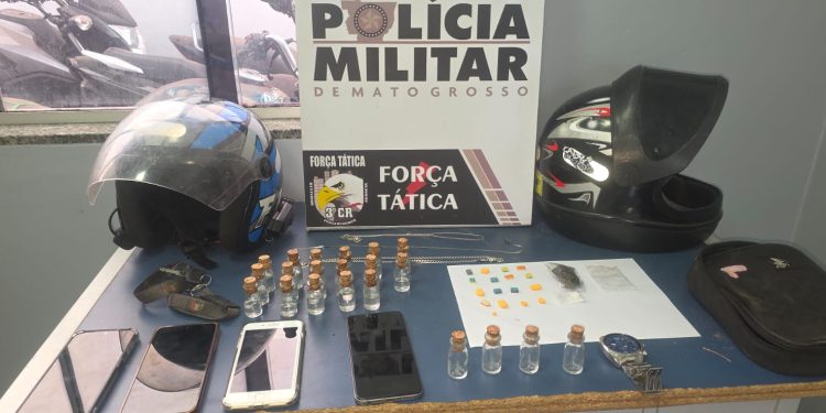 Força Tática prende quatro homens e apreende frascos de “loló” e comprimidos de ecstasy