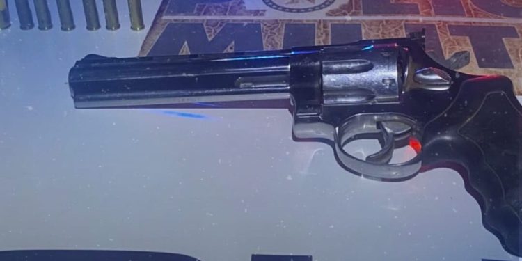 Homem é detido com arma de fogo durante bloqueio policial na zona rural de Novo São Joaquim