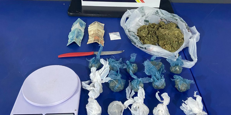 Polícia Militar conduz homem e adolescente faccionados por tráfico de drogas