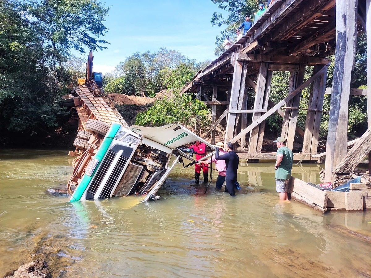Motorista morre ao perder controle e cair de ponte com carreta na região do Araguaia