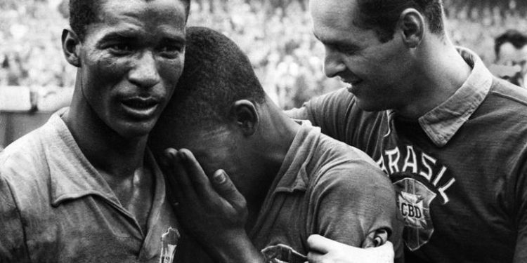 VM 1958 i Sverige, final, Brasilien - Sverige, 5-2, match action, i mitten PelÃ , fotbollsspelare Brasilien landslaget grater ut sin lycka i armarna pa Didi efter finalsegern mot Sverige. Denna bild tagen av Gunnar Tingsvall vann 3:e pris i Sportbilds kategorin i World Press Photo 1958. Fotbolls VM 1958. T.h. tröstar Gylmar dos Santos Neves, Gilmar , fotbollsspelare Brasilien malvakt 1958-06-29 c TINGSVALL GUNNAR / Aftonbladet / IBL * * * EXPRESSEN OUT * * * AFTONBLADET / 5600 Stockholm Sverige fotboll sp_sw x2512x *** World Cup 1958 in Sweden, final, Brazil Sweden, 5 2, match action, in the middle Pele, footballer Brazil national team, Nationalteam crying out his happiness in the arms of Didi after the final victory against Sweden This p PUBLICATIONxNOTxINxDENxNORxSWExFIN Copyright: xTINGSVALLxGUNNAR/Aftonbladet/TTx Fotbolls-VM 1958 xx *** World Cup 1958 in Sweden, final, Brazil Sweden, 5 2, match action, in the middle Pele, soccer player Brazil national team crying out his happiness in the arms of Didi after the final victory against Sweden This picture taken by Gunnar Tingsvall won 3rd prize in the Sportbilds category in the World Press Photo 1958 Football World Cup 1958 T h comforts Gylmar dos Santos Neves, Gilmar , soccer player Brazil goalkeeper 1958 06 29 c TINGSVALL GUNNAR Aftonbladet IBL EXPRESSEN OUT AFTONBLADET 5600 Stockholm Sweden football sp sw x2512x World Cup 1958 in Sweden, final, Brazil Sweden, 5 2, match action, in the middle Pele, footballer Brazil national team crying out his happiness in the arms of Didi after the final victory against Sweden This p PUBLICATIONxNOTxINxDENxNORxSWExFIN Copyright xTINGSVALLxGUNNAR Aftonbladet TTx Fotbolls VM 1958 xx PUBLICATIONxNOTxINxDENxNORxSWExFIN Copyright: xIMAGO/TINGSVALLxGUNNAR/Aftonbladet/TTx imago images 0769693719
