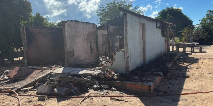 Força Tática prende homem após tentar matar companheira com facão e incendiar casa